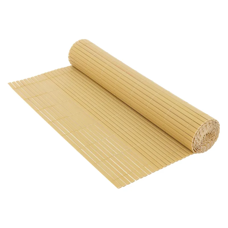 Rollen von Bambusmatten auf einem weißen Hintergrund.
