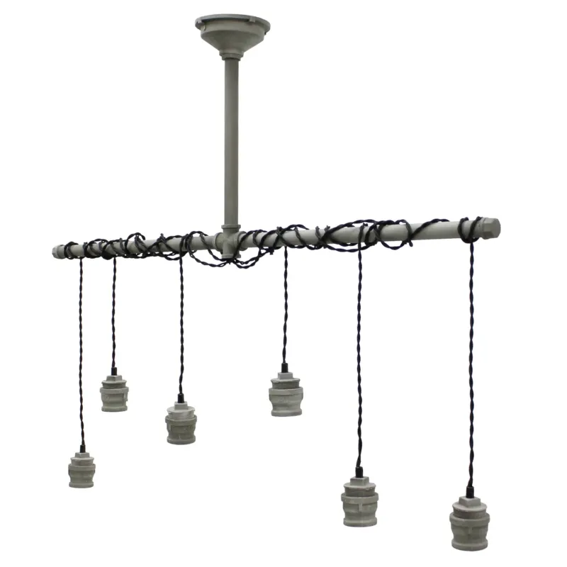 Hängelampe mit mehreren Lampenfassungen und schwarzem Kabel.